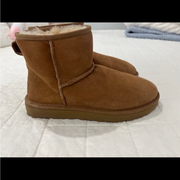 🤎🤎UGG® Classic Mini Boot /Color: Chestnut 🤎🤎 Size 8 - Picture 2 of 5